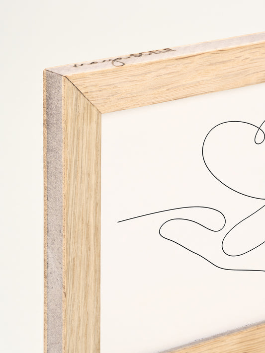 Detalje af kortet i ramme, hvor man også ser Maya Soele® logo indgraveret i trærammen.